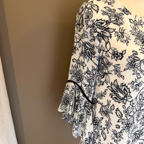White House Black Market Floral Blouse with Flutter Sleeve, Size 2 (Large) - Picture 4 of 13